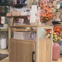 ארונית צד מעוצבת פסים לבנה