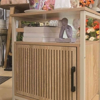 ארונית צד מעוצבת פסים לבנה