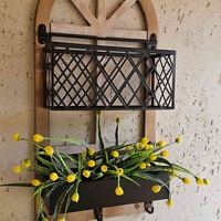 חלון דקורטיבי עם אדניות