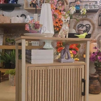 ארונית צד מעוצבת פסים לבנה