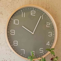 שעון עץ ירוק