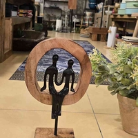 פסל זוג בעיגול