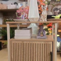 ארונית צד מעוצבת פסים לבנה