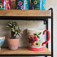 מדף עץ קומותיים