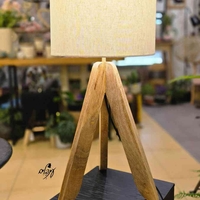 מנורת שולחן רגלי עץ