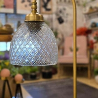 מנורת גולי זכוכית מעויינת