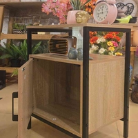 ארונית צד מעוצבת פסים שחורה