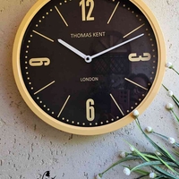 שעון קיר צהוב רקע שחור