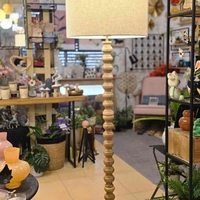 מנורת רגל חרוזי עץ