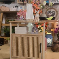 ארונית צד מעוצבת פסים לבנה