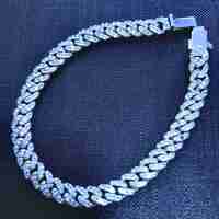 Gold braselet with diamonds model BR13