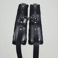 אזיקי ידיים שחורות דמוי עור עם פרווה פנימית