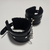 אזיקי ידיים שחורות דמוי עור עם פרווה פנימית