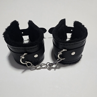 אזיקי ידיים שחורות דמוי עור עם פרווה פנימית