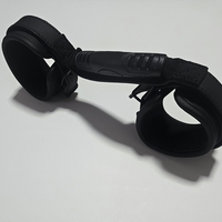 אזיקים עם ידית נשיאה