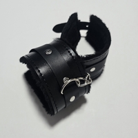 אזיקי ידיים שחורות דמוי עור עם פרווה פנימית