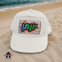 כובע לבן במיתוג אישי