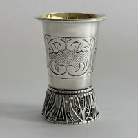 כוסית ריקוע רגל מעוטרת