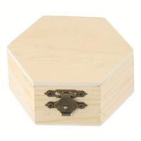 קופסת עץ משושה עם סגירת מתכת – 9×8×4 ס