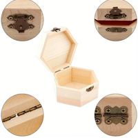 קופסת עץ משושה עם סגירת מתכת – 9×8×4 ס