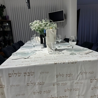 מפת שולחן דגם ״שבת שלום״ בסיס לבן