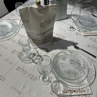 מפת שולחן דגם ״שבת שלום״ בסיס לבן