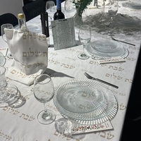 מפת שולחן דגם ״שבת שלום״ בסיס לבן
