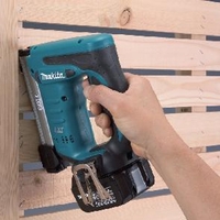 אקדח סיכות DST221 18V מתוצרת Makita