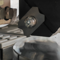 HOLLY- HY35ZRP מכונת קנטים עם עיצוב מבנה קומפקטי ותפיסת מכונה מחושבת, תכנון מפורט להפליא ותיאום מושלם של הרכיבים הבודדים כדי להבטיח גימור מושלם.