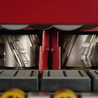 HOLLY - HY260J מכונת קנטים תעשייתית, כולל כרסום מקדים, תפיסת מכונה מחושבת, תכנון מפורט להפליא ותיאום מושלם של הרכיבים הבודדים כדי להבטיח גימור מושלם.