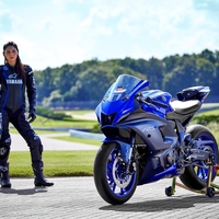 YAMAHA R7
