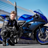 YAMAHA R7