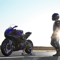 YAMAHA R7