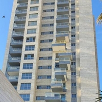 מעקה אלומיניום בשילוב זכוכית