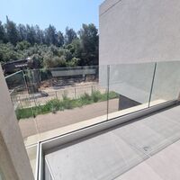 מעקה אלומיניום בשילוב זכוכית