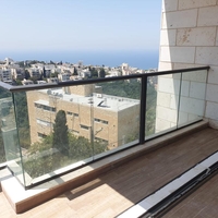 מעקה אלומיניום בשילוב זכוכית