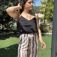 גופיית סאטן שחורה
