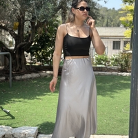 חצאית סאטן אפור בהיר
