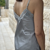 גופיית סאטן אפור בהיר