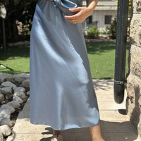 חצאית סאטן תכלת