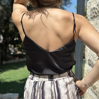 גופיית סאטן שחורה