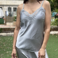 גופיית סאטן אפור בהיר