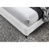 מיטה זוגית מרופדת בד בוקלה דגם כריות שמנת