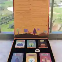 הורים וילדים פותחים קלפים