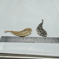 תליון נוצה בציפוי כסף או זהב