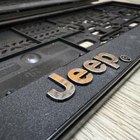 זוג מסגרות ללוחית רישוי עם סמל גיפ