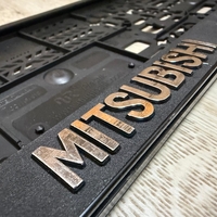 זוג מסגרות ללוחית רישוי עם סמל מיצובישי