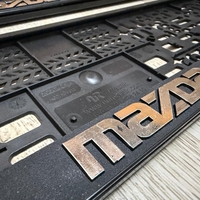 זוג מסגרות ללוחית רישוי עם סמל מאזדה