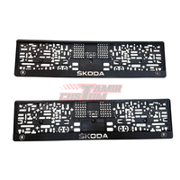 זוג מסגרות ללוחית רישוי עם סמל סקודה