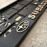 זוג מסגרות ללוחית רישוי עם סמל סובארו